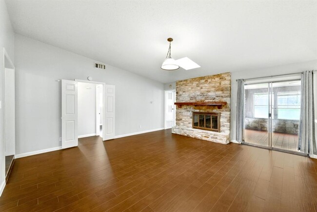 Building Photo - 1009 Rebbeca Dr