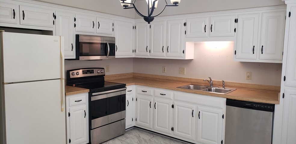 Newly painted kitchen cabinets adds cheerfulness. Included are stainless stove, MW, DW & Fridge - 1205 Brentwood Pt