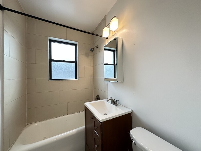 Building Photo - 4039.5 N Ashland Ave