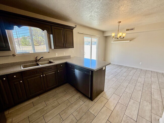 Building Photo - Lexington Hills Townhome