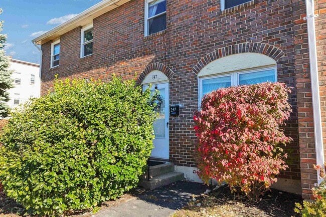 Building Photo - 147 Beech St