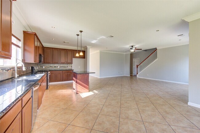 Building Photo - 5527 Gatesprings Ln