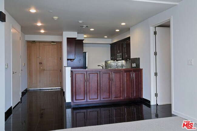 Building Photo - 10520 Wilshire Blvd