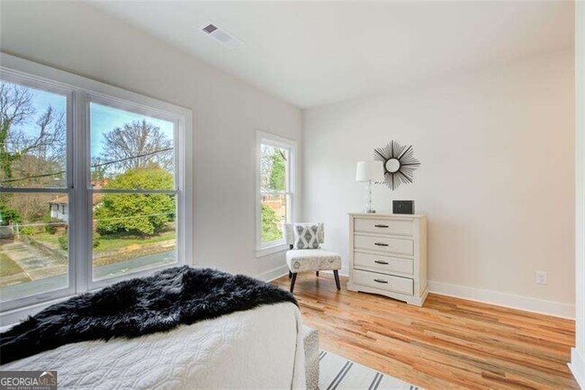 Building Photo - 1240 Oakland Terrace SW