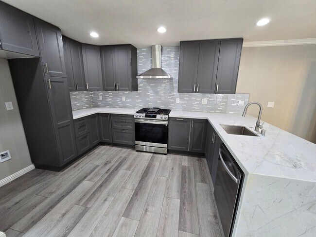 Building Photo - Fantastic 2 Bed, 2.5 Bath ADU unit in Sunn...
