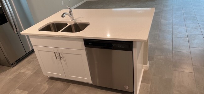 Building Photo - Like new 3 bedroom, 2.5 bathroom, 1 car ga...