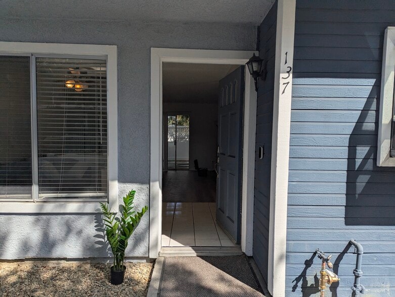 Building Photo - 137 Dogwood Ln