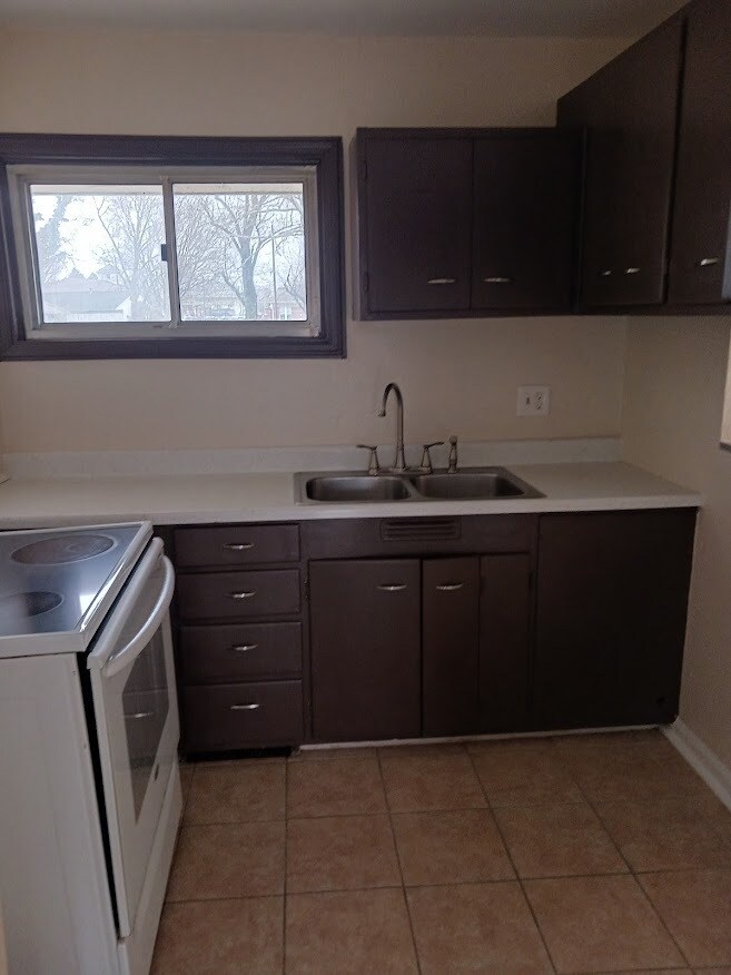 Building Photo - 1681 Brentwood Dr