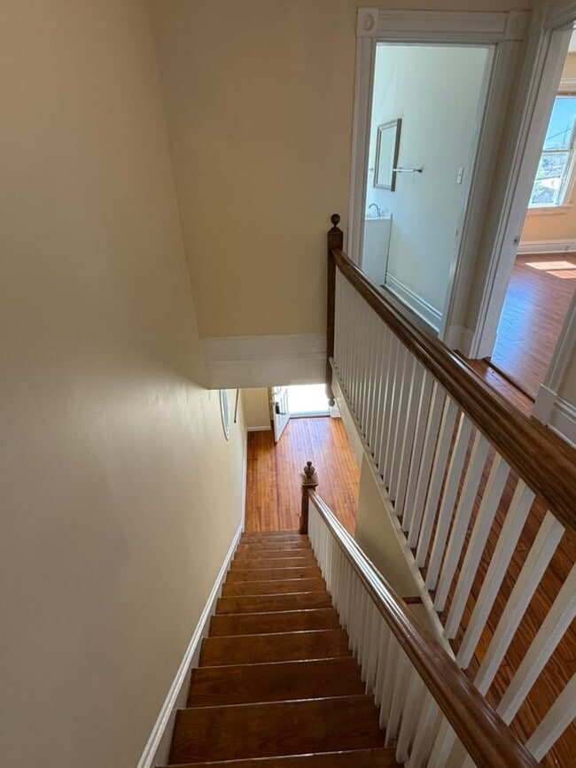 Building Photo - Spacious 3BR / 2BA apartment with ensuite bath and in-unit laundry