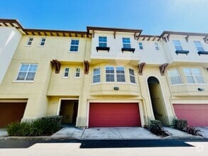 Building Photo - Gorgeous 3BD/2.5BA Tri-Level Townhouse- Ga...