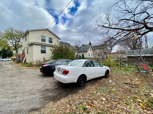 Building Photo - PREMIUM House! 5 bed/2bath by the U of M! ...