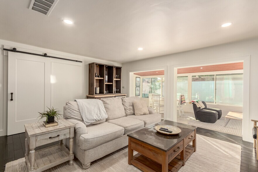 Building Photo - 1935 E Coolidge St