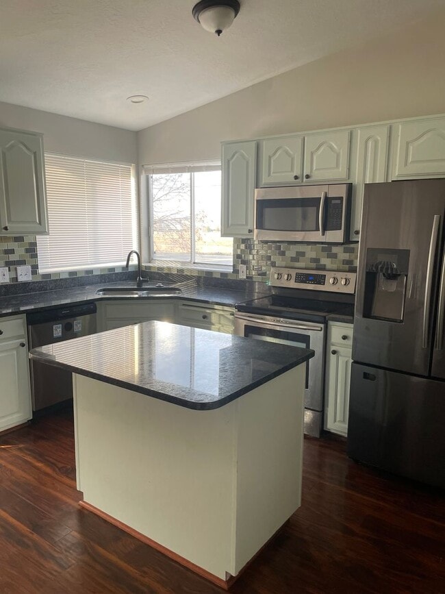 Building Photo - 4 Bed/2 Bath home in Harrisville