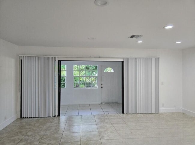 Building Photo - 2579 Bessie St