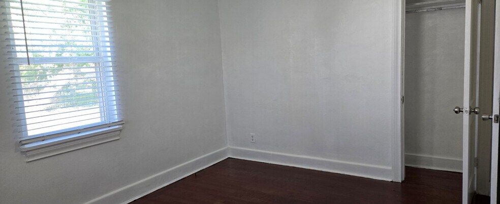 Building Photo - 818 Coolidge St