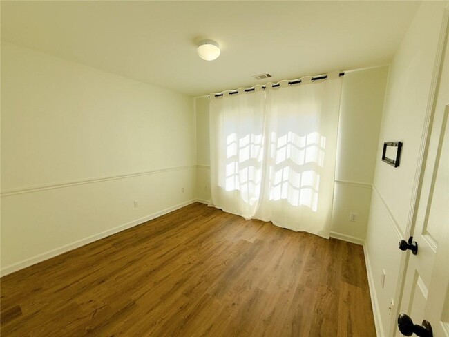 Building Photo - 3730 Longlake Dr