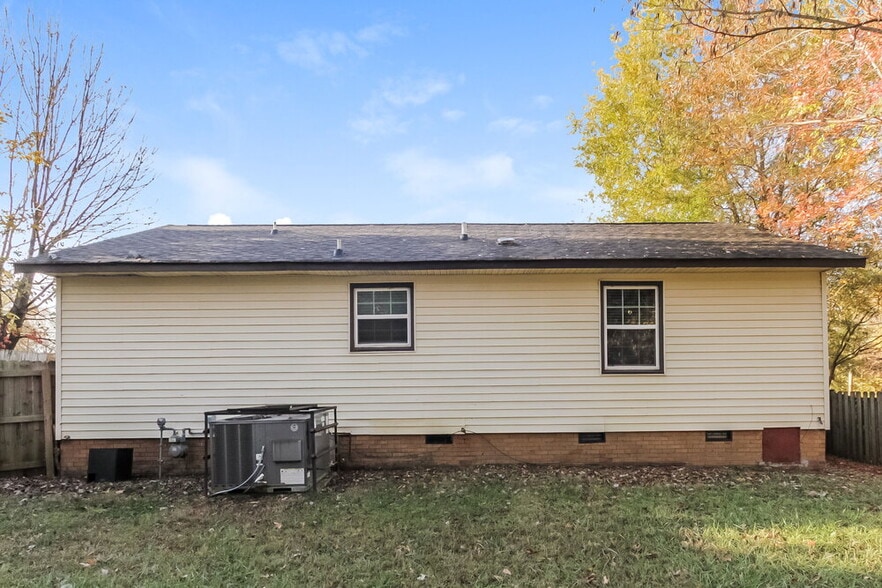 Building Photo - 528 W Arrowood Rd