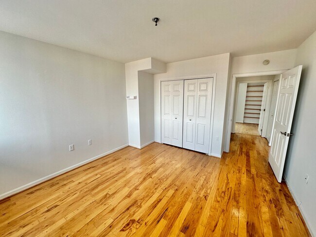 Building Photo - Fantastic 1 Bedroom with Den/Office/Additi...