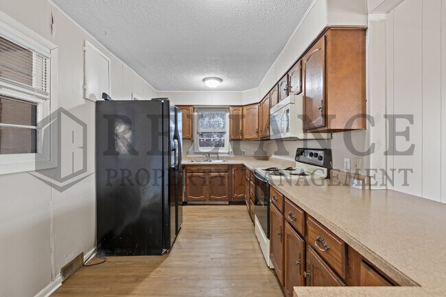 Building Photo - 220 E 44th St S