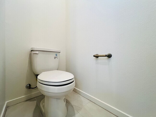 Building Photo - s 4 bedroom 2.5 Bathrooms with Loft, home ...