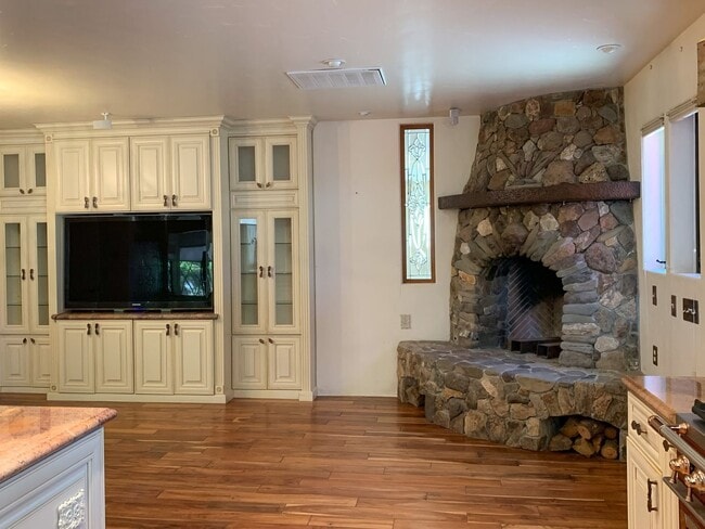 Building Photo - 2 Bedroom Country Home in Hollister