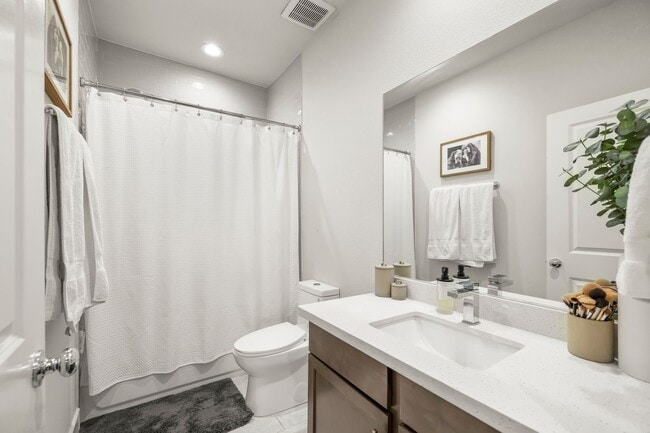 Building Photo - 726 Carriage Knls Dr