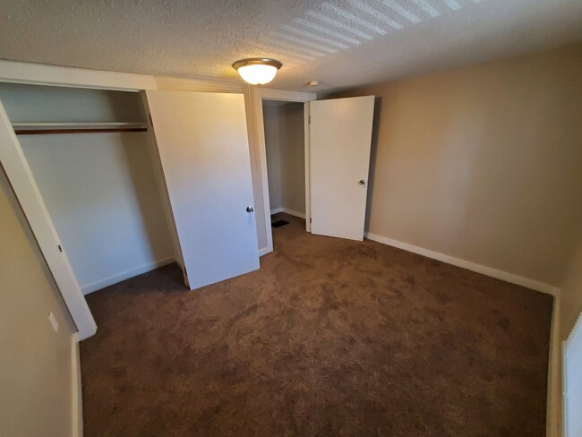 Building Photo - 3 Bedroom, 1 Bathroom Home with additional...