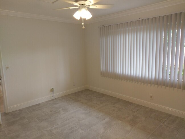 Building Photo - 829 Camino Rd