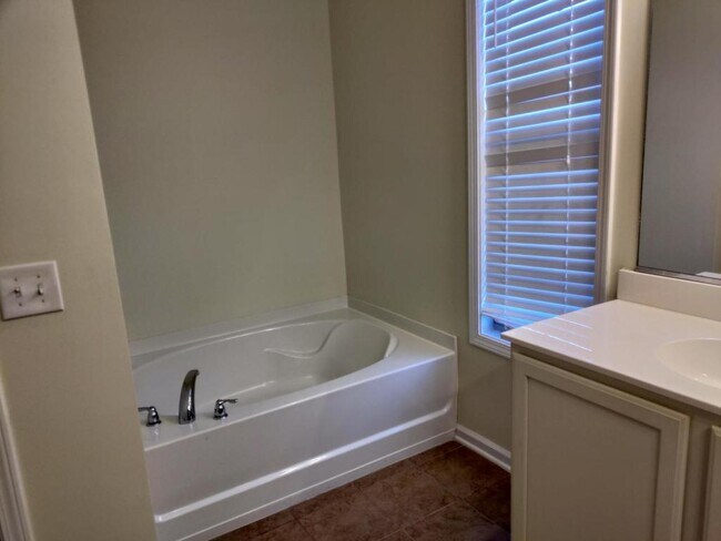 Building Photo - 128 Carolina Wren Ave