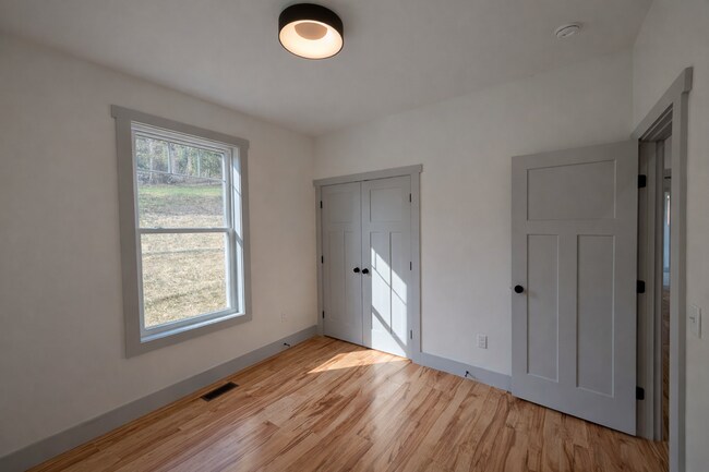 Building Photo - Fairview Rental! - Two Occupants Max