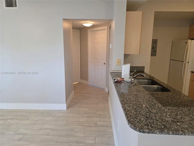 Building Photo - 2492 Centergate Dr