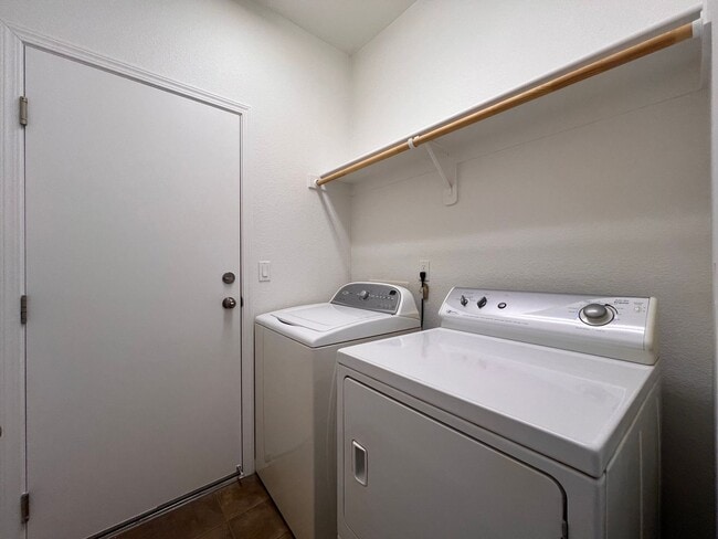 Building Photo - Single-level 3 bedroom, 2-bathroom home in Dayton, NV