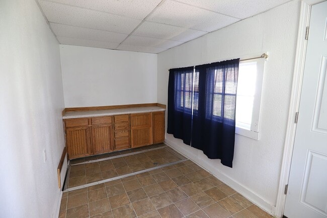 Building Photo - Cozy One Bedroom House