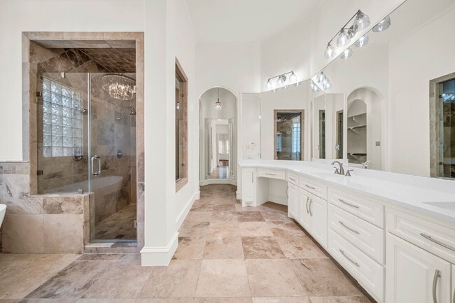 Building Photo - Exceptional 5-bedroom home (2 down) in desirable Woodlands Country Club with landscape & pool mai...