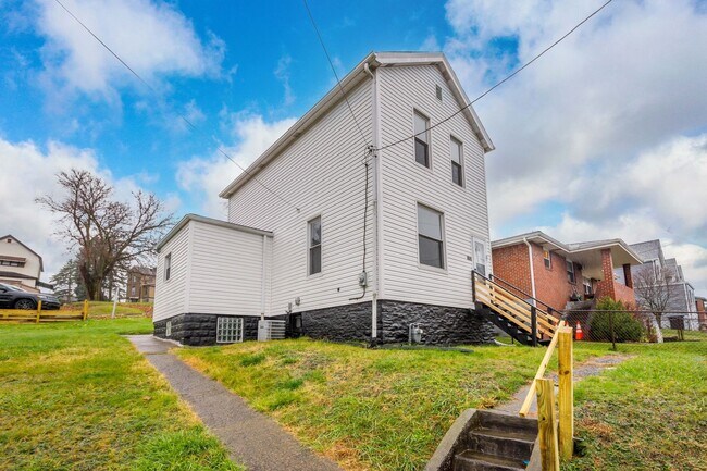 Building Photo - Stunning 2 bedroom home in Port Vue available August 1!