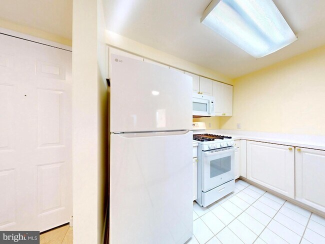 Building Photo - 1045 N Utah St