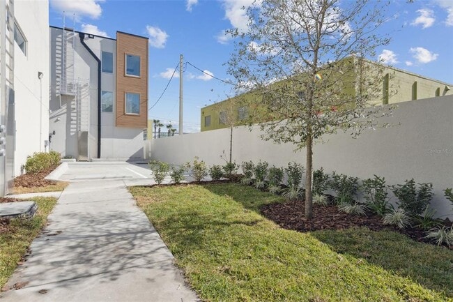 Building Photo - 544 N Bumby Ave