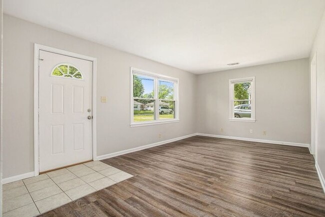 Building Photo - Charming 3-Bed/1-Bath Ranch Style with Garage