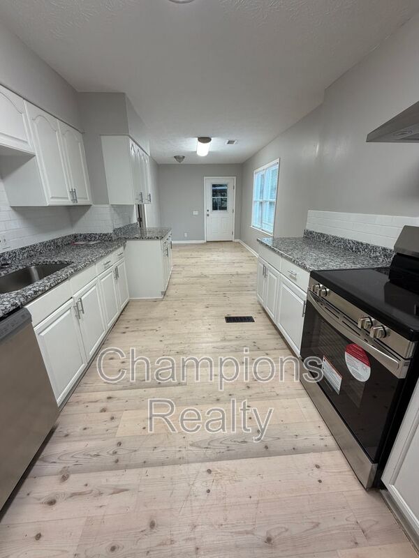 Building Photo - 403 46th St