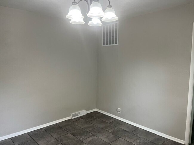 Building Photo - Super Cute 2 Bed 1 Bath House!