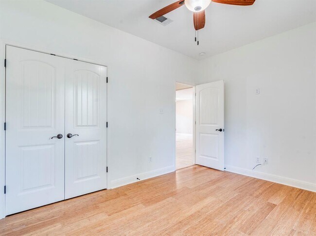 Building Photo - 10804 Wildwood Cir