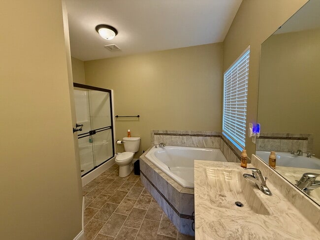 Building Photo - 5005 Double Tree Dr