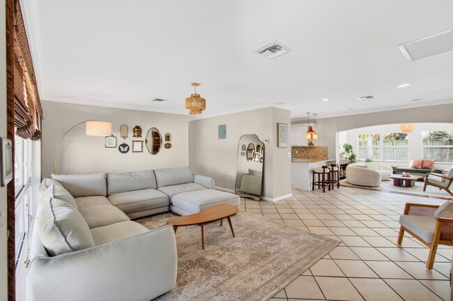 Building Photo - 301 SE 8th Ave