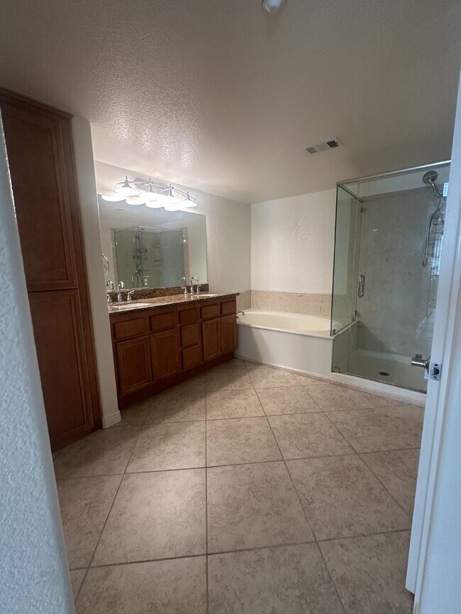 Building Photo - $3,600 - 2 Bed / 2 Bath City Walk Condo in Downtown San Diego