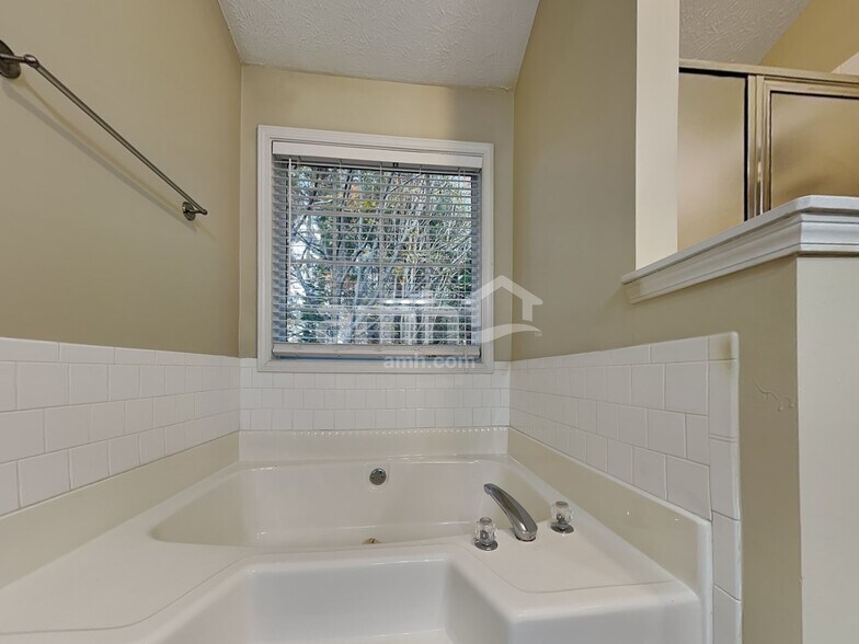 Building Photo - 2710 Meadow Gate Way