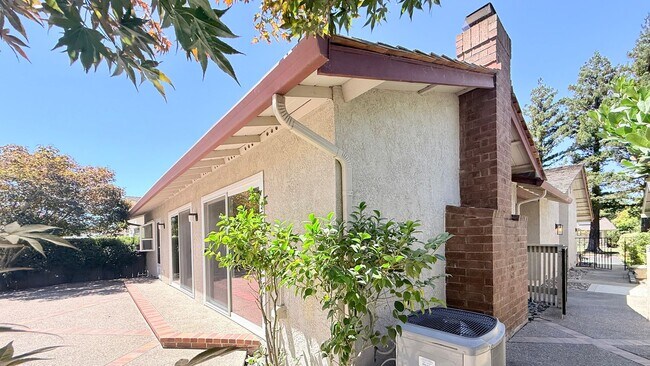 Building Photo - 750 N Paradise Valley Ct