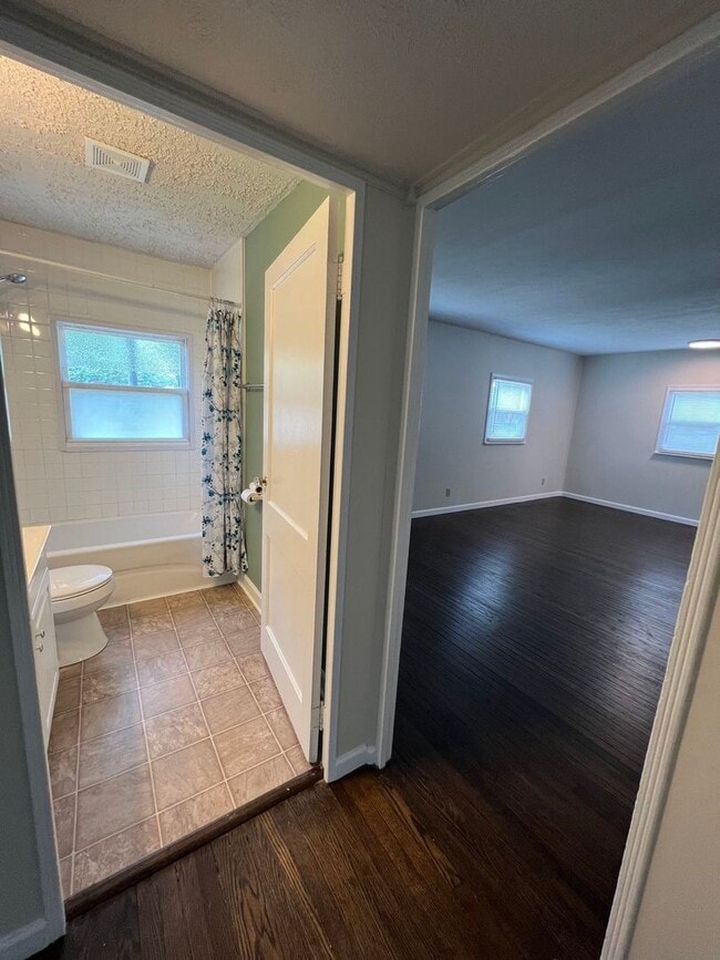 Building Photo - 3 Bedroom House