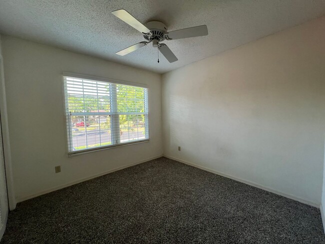 Building Photo - Beautiful 3 bed 2.5 bath townhome