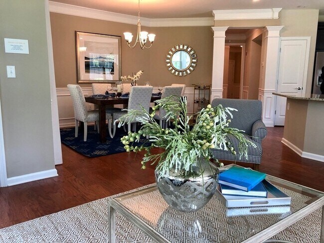 Building Photo - 130 University Ave