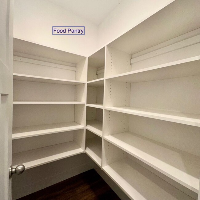 Building Photo - Beautiful townhome walking distance to eve...